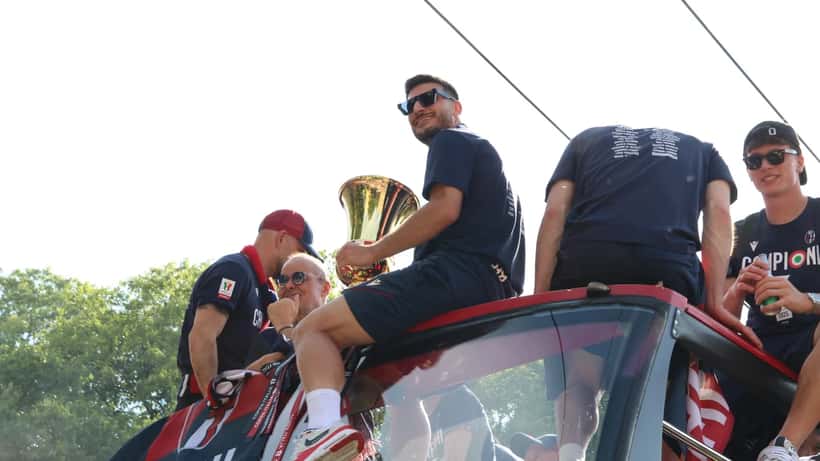 Joueurs de football lors d'un match de Coppa Italia avec supporters en tribune