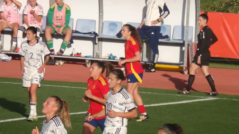 Jugadoras de fútbol femenino España en acción
