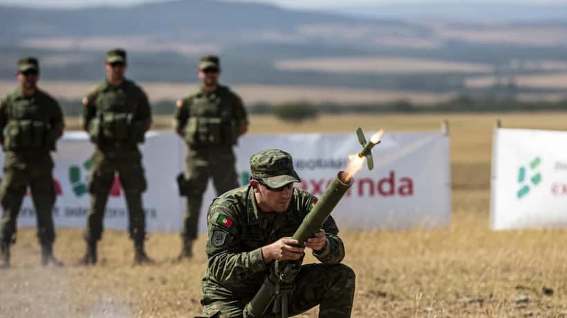 Soldado português lançando drone míssil Hero-30 durante exercício militar no Campo de Santa Margarida