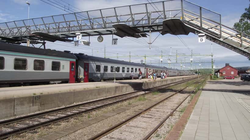 Nattåg på Gällivare station längs rutten mot Narvik i norra Sverige
