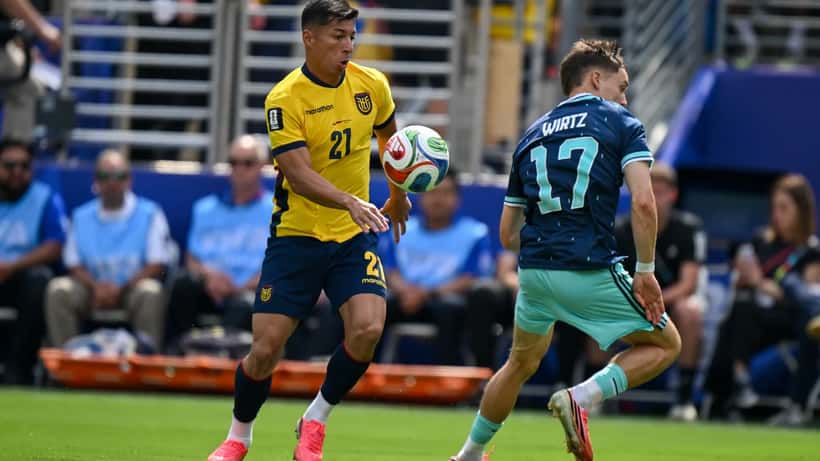 Florian Wirtz (Nr. 17) im Zweikampf beim WM-Spiel Ecuador gegen Deutschland 2026