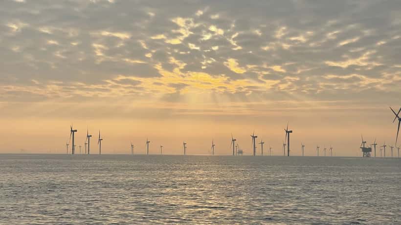 Offshore vindpark i Nordsjøen med hvite vindturbiner på havet