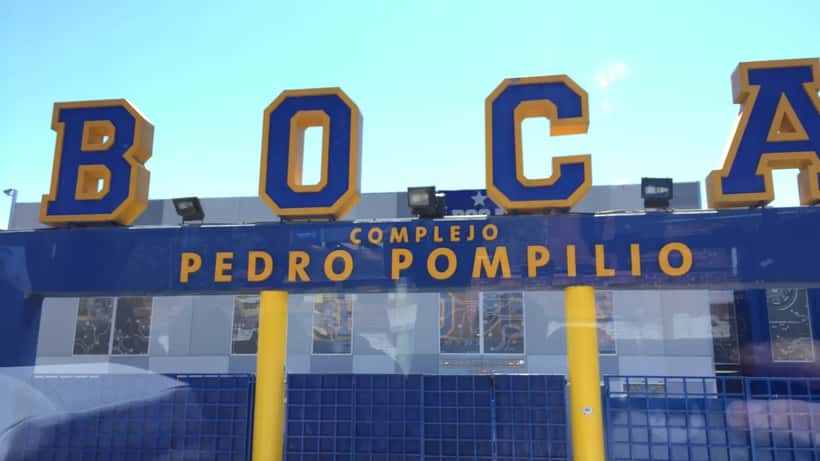 Entrada do estádio La Bombonera do Boca Juniors em Buenos Aires, Argentina
