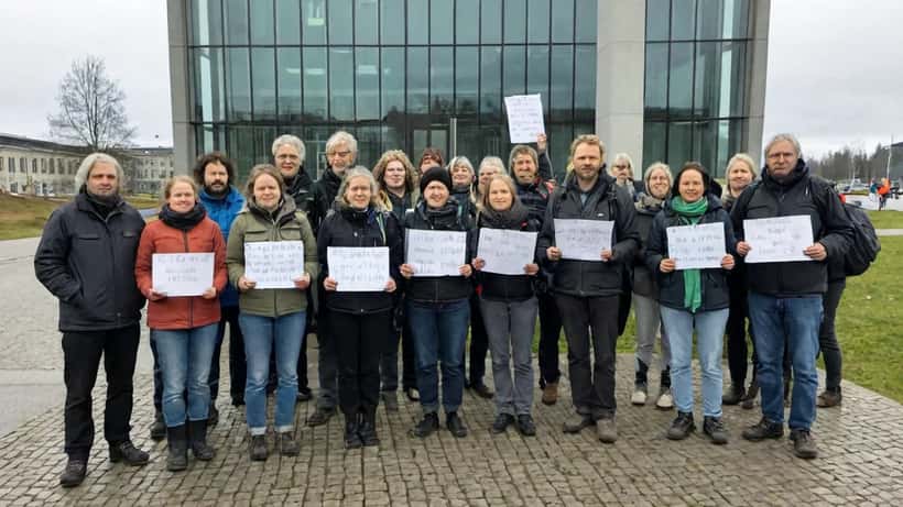 Klimataktivister utanför Attunda tingsrätt i Sollentuna under rättegång april 2026