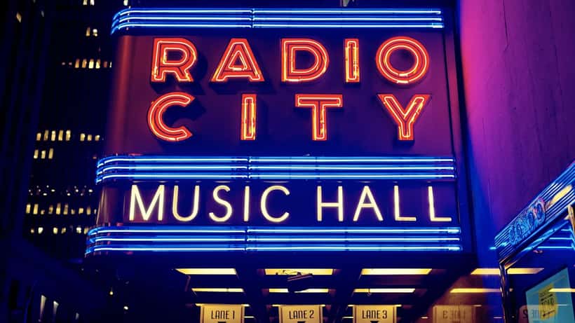 Salle de concert illuminée représentant le monopole de Ticketmaster et Live Nation dans le secteur de la billetterie