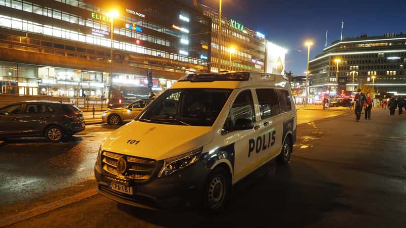 Suomalainen poliisiauto Kaivokadulla Helsingissä