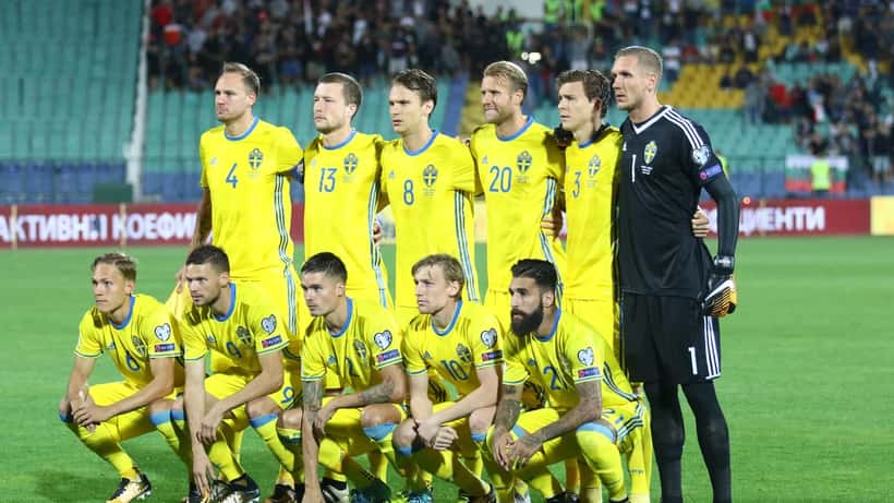 Svenska fotbollslandslaget på planen – representerar nation och karriär