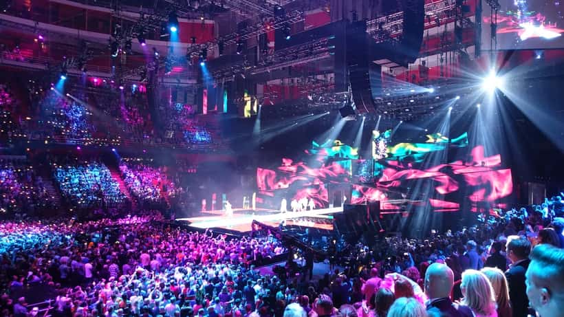Eurovision Song Contest -lavajuhlintaa ja valoshow kilpailun finalessa
