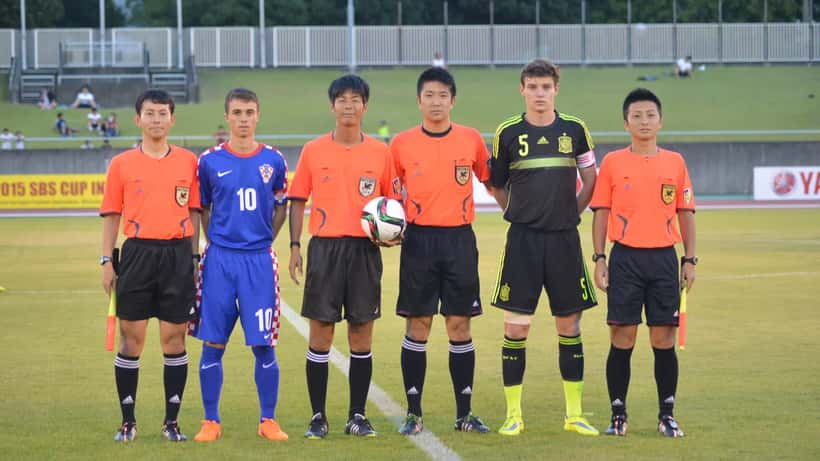 Fußballspiel Spanien gegen Kroatien auf dem Spielfeld, Zuschauer im Hintergrund