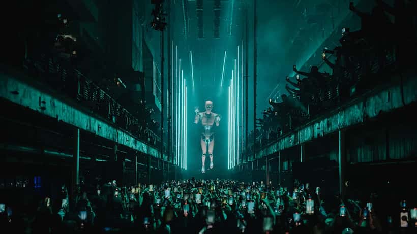 DJ Anyma durante un set di musica elettronica con luci e visuals immersivi sul palco