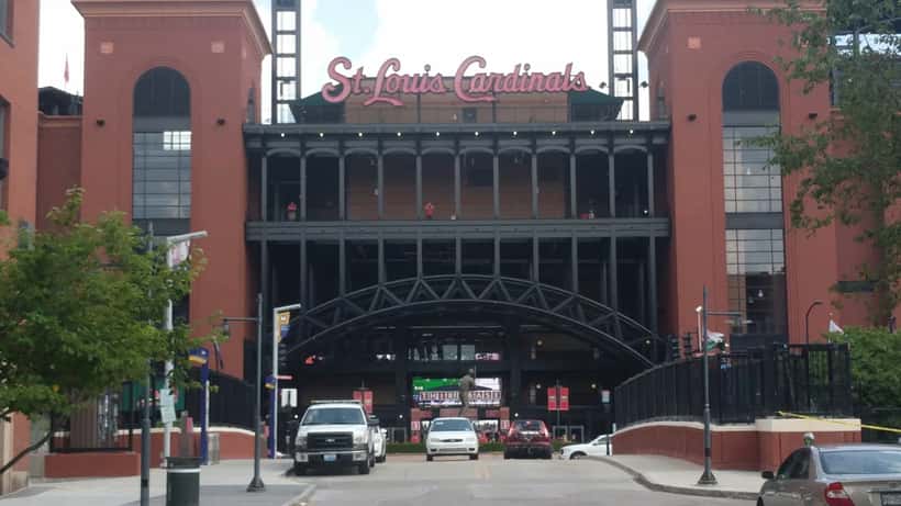 Fachada del Busch Stadium de los St. Louis Cardinals, sede de los debates contractuales MLB 2026