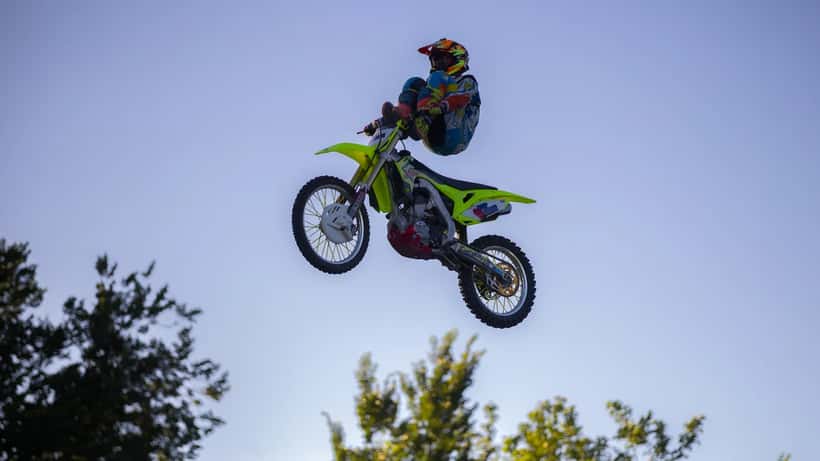 Motocrossryttare i aktion under Grand Prix-tävling
