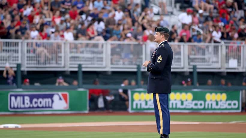 Joueurs de baseball lors d'un match MLB au Fort Bragg en 2016