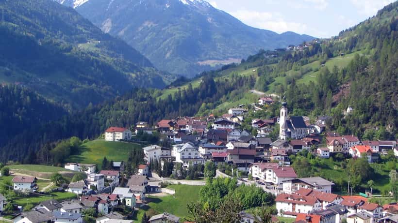 Alpines Dorf Arzl im Pitztal in Tirol, Österreich