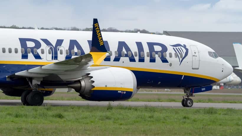Boeing 737 MAX 8 da Ryanair em close view, modelo frequente em voos com origem em Portugal