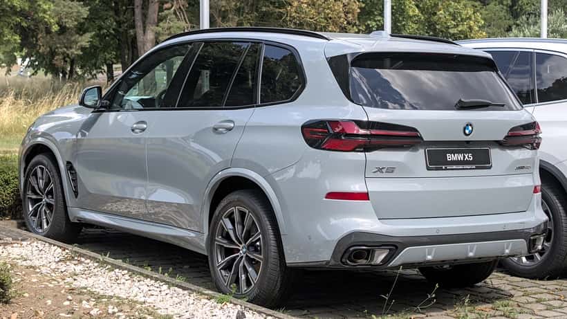 BMW X5 G05 SUV auf einer Straße – Vorgänger des neuen BMW X5 G65 mit fünf Antriebsvarianten