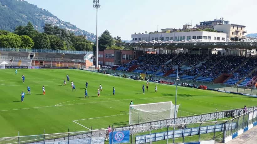 Match de Serie B italienne entre Como et Ascoli dans un stade de football