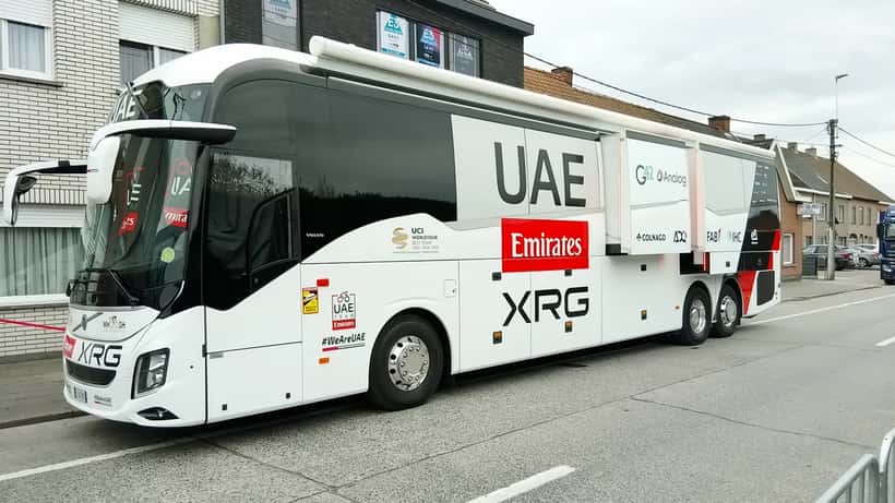 Wielrenners van UAE Team Emirates-XRG in rode en witte truien tijdens de E3 Saxo Classic 2026