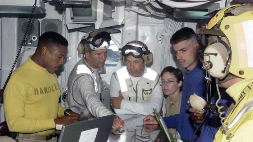 Alec Baldwin op de vluchtdekcontrole van vliegdekschip USS Harry S. Truman