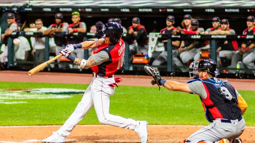 Jarren Duran, jardinero central de Boston Red Sox, en el campo durante un partido de béisbol