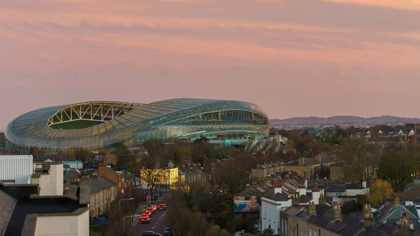 Aviva Stadium i Dublin vid skymning med stadsutsikt, Irlands nationalarena värd för Arsenal mot Real Betis