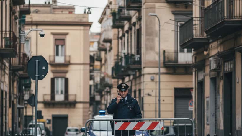 Agente di polizia in uniforme a un posto di controllo nel quartiere Fuorigrotta, Napoli