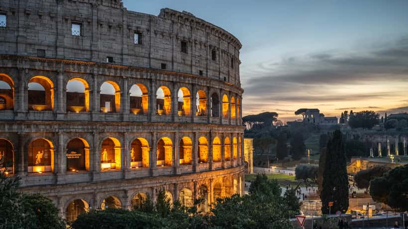 Colosseum i Rom set udefra, ikonisk turistdestination i Italien
