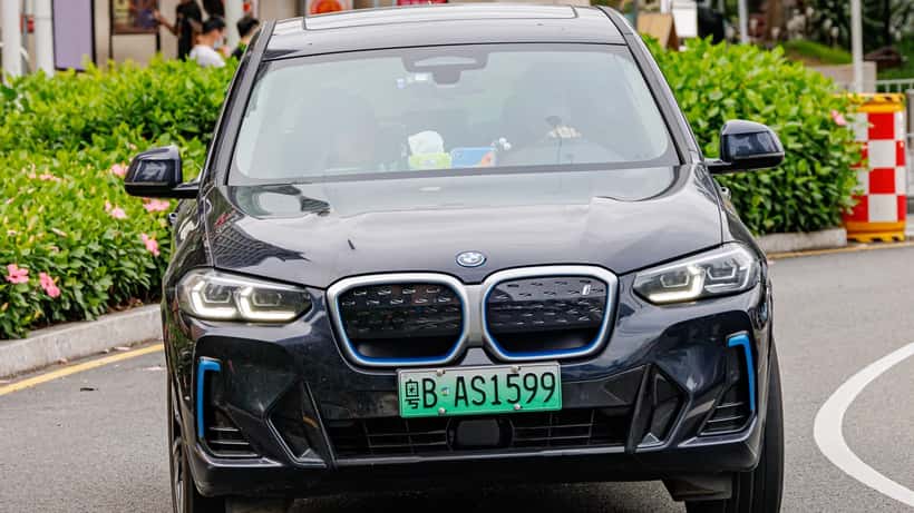 BMW iX3 Elektro-SUV, weißes Fahrzeug in der Seitenansicht