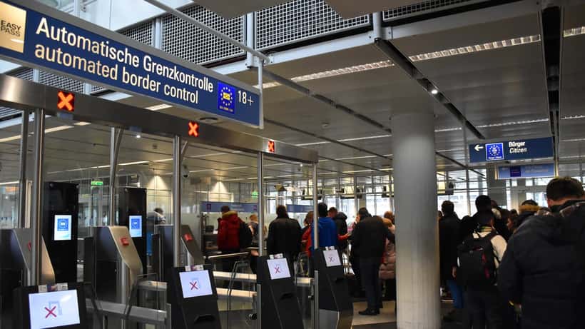 Passkontroll ved internasjonal flyplass