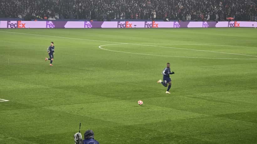 Jugador del Paris Saint-Germain en acción durante partido de liga 2025