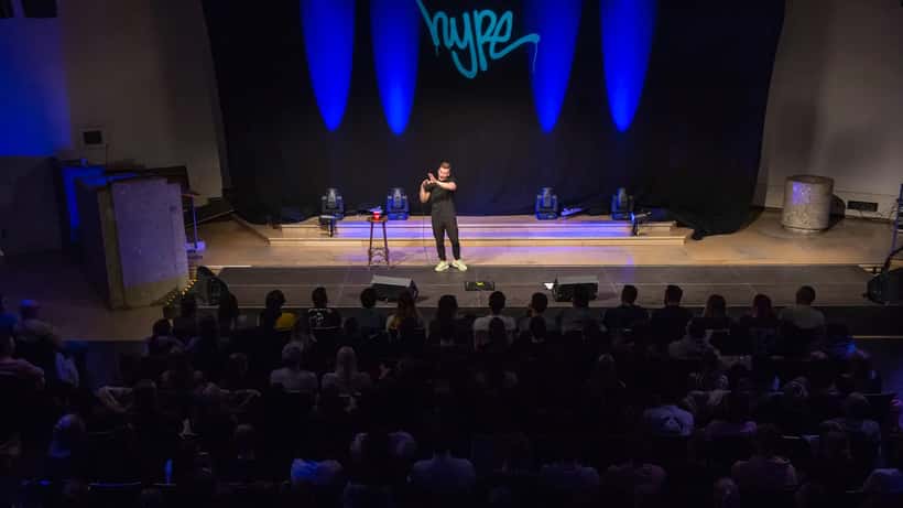 Felix Lobrecht auf der Bühne beim Sell Out Programm 2026