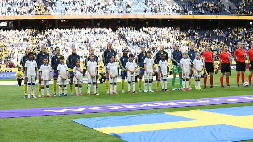 Svenska damlandslagsspelaren i aktion under en fotbollsmatch mot Serbien