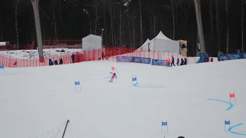 Luca Aerni, skieur alpin suisse, en pleine descente lors des Jeux Olympiques d'hiver de Milan-Cortina 2026 à Bormio
