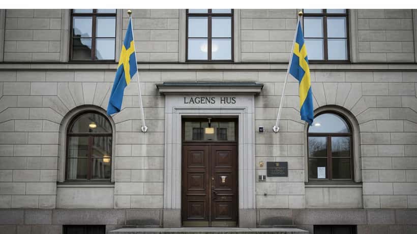 Exteriör av ett svenskt tingsrättshus på en grå vårdag, symboliserande rättvisa och brottsoffrens rättigheter