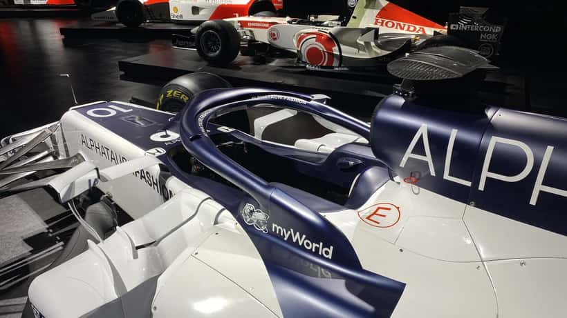 Pilote de Formule 1 dans son cockpit concentré lors d'un Grand Prix 2026