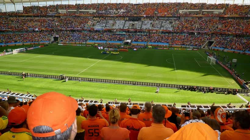 Hollanti ja Japani kohtaavat jalkapallokentällä FIFA MM-kisoissa