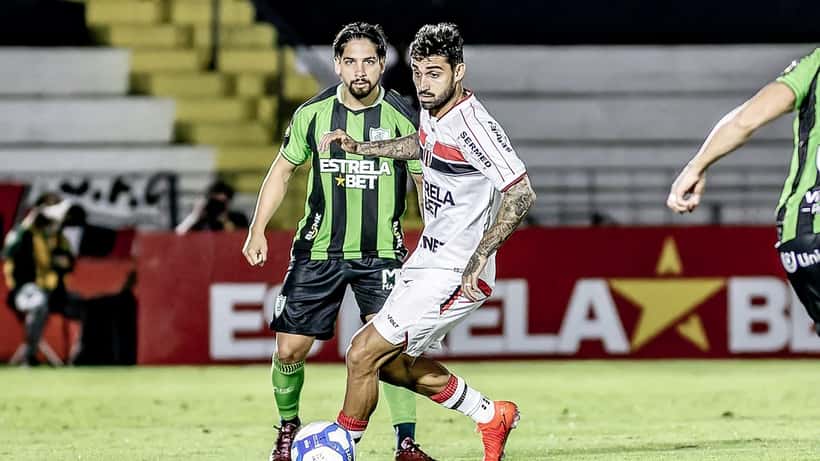 Jogadores do América-MG e Botafogo em partida da Série B do Brasileirão, foto de arquivo 2024