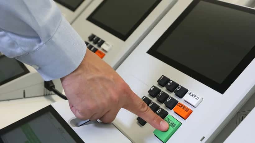 Urna eletrônica brasileira utilizada nas eleições de 2022, produzida pelo Tribunal Superior Eleitoral