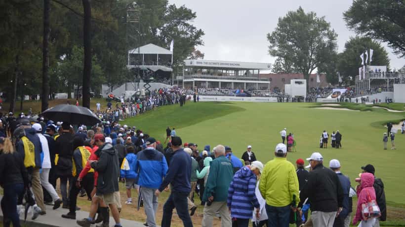 Galerie de spectateurs lors du tournoi BMW Aronimink Golf Club, parcours vert avec foule en arrière-plan