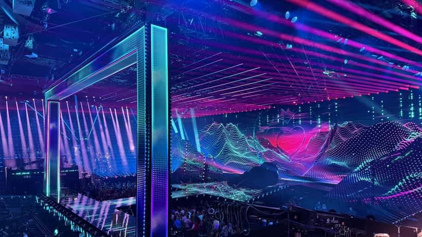 Eurovision keppnissviðið 2025 með lýsingu og líflegri ljósasýningu