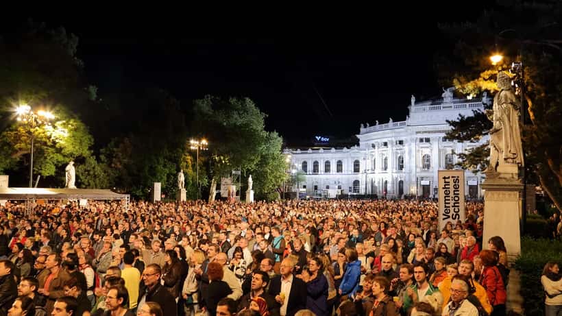 Menschenmenge beim Eurovision Village am Rathausplatz Wien vor dem Burgtheater