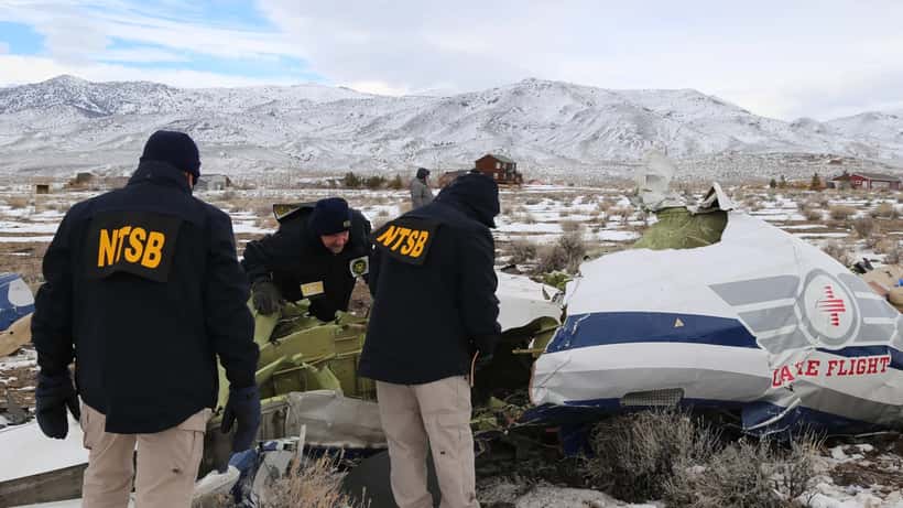 Investigadores a documentar destroços de avião no local de acidente
