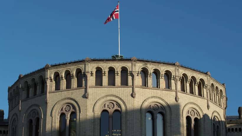 Stortinget i Oslo, Norges parlament, illustrasjon for norsk geopolitikk og investeringspolitikk