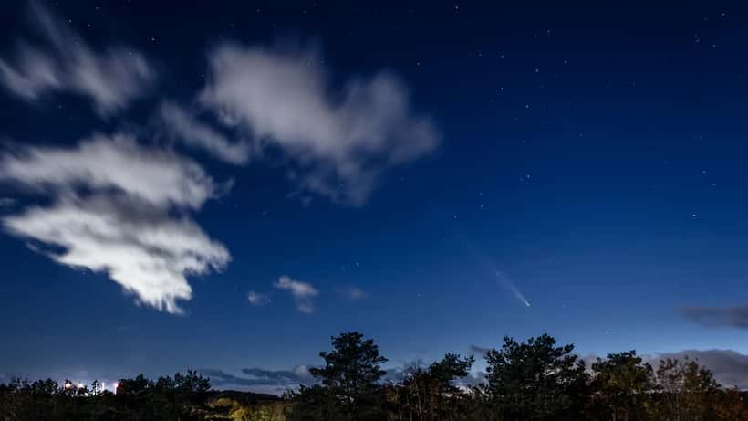 Komet Tsuchinshan-ATLAS am Nachthimmel über Schweden, aufgenommen mit Langzeitbelichtung