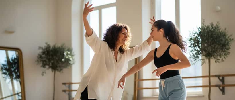 Insegnante di danza italiana che incoraggia una studentessa adolescente in studio