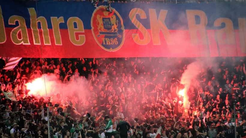 Österreichisches Bundesliga-Fußballspiel im Stadion mit Fans auf den Tribünen