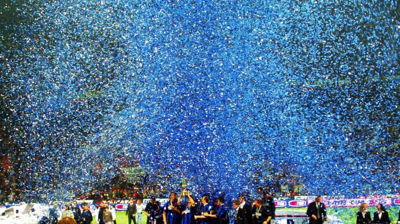 Consegna della Coppa Italia all'Inter durante la finale di calcio a San Siro