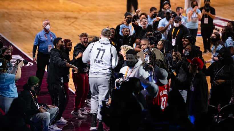 Luka Doncic en action sur le terrain de basketball