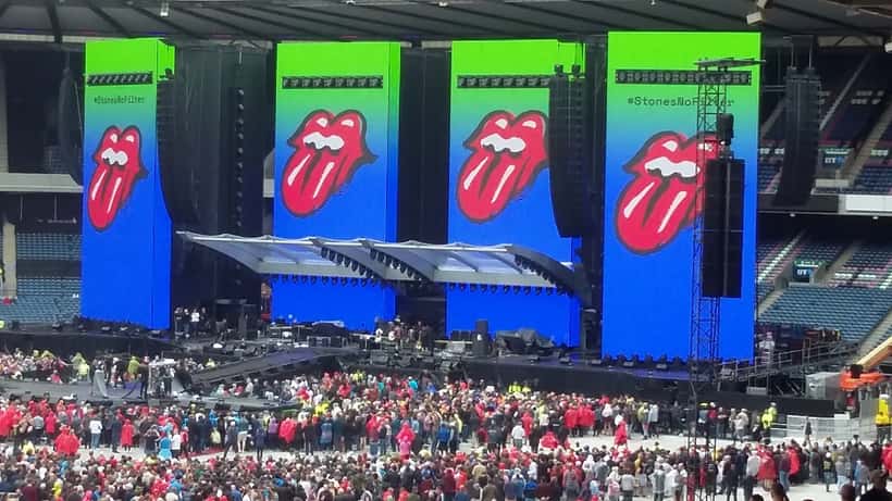 Rolling Stones Konzert mit jubelnder Menschenmenge