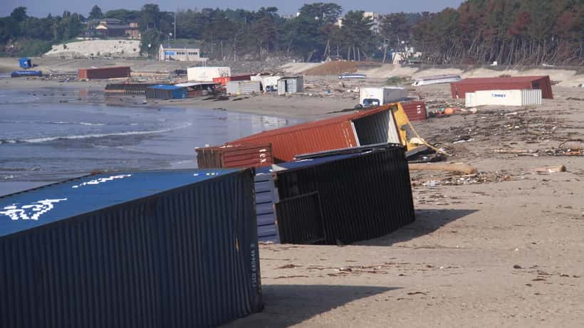 Conteneurs emportés par une vague de tsunami au Japon